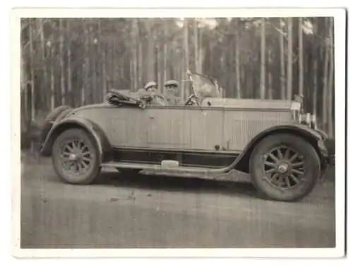 Fotografie Auto Buick Cabrio, Paar bei einer Ausfahrt