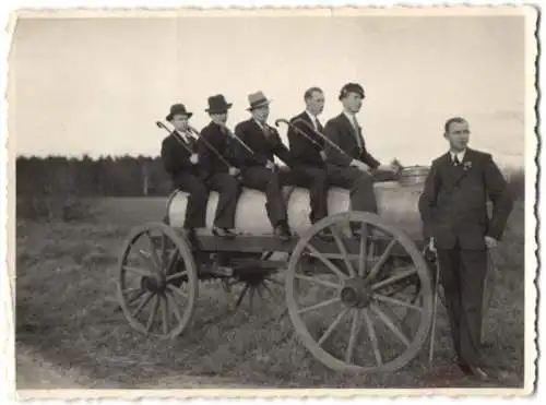 Fotografie Männer - Wandervögel mit Gehstock auf Milchwagen sitzend