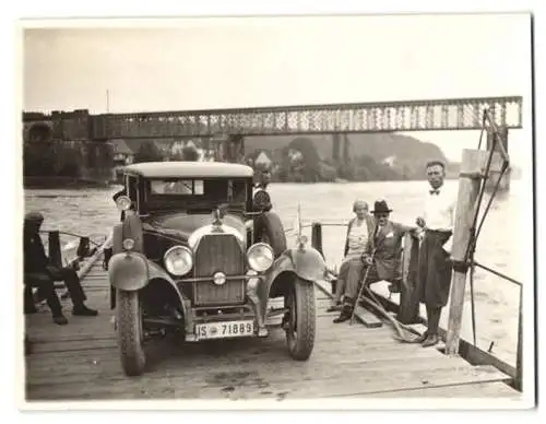 Fotografie Auto, Limousine auf einer Flussfähre, Kfz-Kennzeichen IS-71889