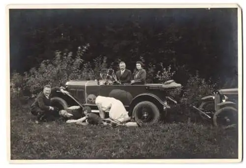 Fotografie Auto Opel Cabrio, Fahrer unter dem PKW liegend