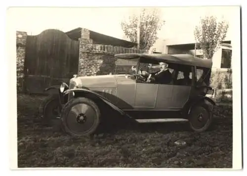 Fotografie Auto Cabrio, Gentleman im Cabriolet sitzend