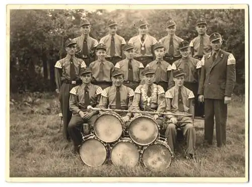 Fotografie P. Montag, Hannover-Langenhagen, Ansicht Krähenwinkel, Schützenverein mit Schützenkönig