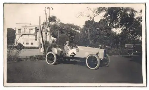 Fotografie Auto, Herr im PKW mit teilweise montierter Karrosserie