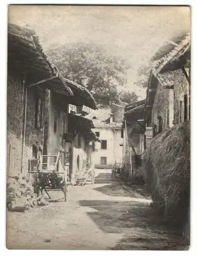 Fotografie unbekannter Fotograf, Ansicht Bourg-en-Bresse, Gasse zwischen Bauernhäusern