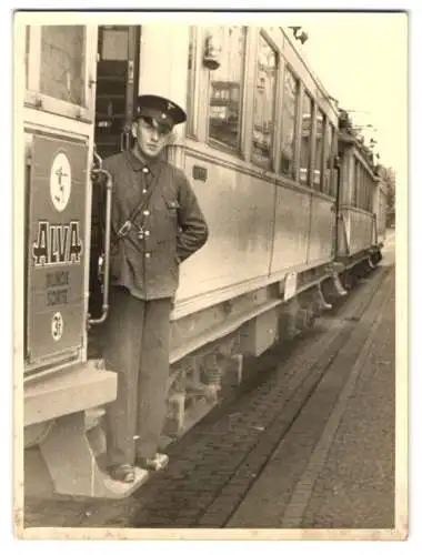 Fotografie Strassenbahn - Schaffner in Uniform mit Schirmmütze