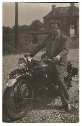 Fotografie Motorrad BSA, Herr im Anzug auf Krad sitzend