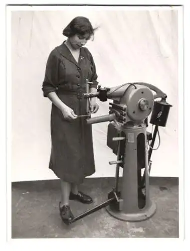 Fotografie Ermack Schweissmaschinen Berlin-Tempelhof, junge Frau bedient Punktschweissmaschine