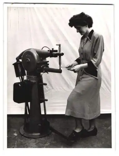 Fotografie Ermack Schweissmaschinen Berlin-Tempelhof, junge Frau bedient Punktschweissmaschine