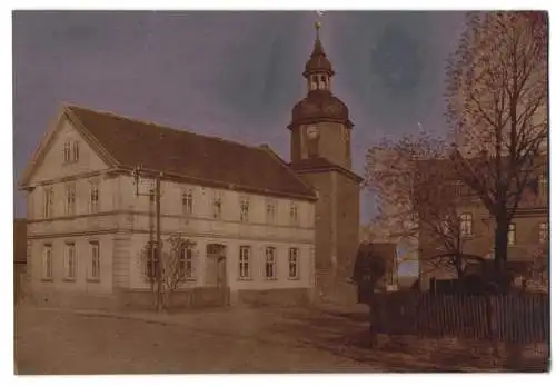 Fotografie Otto Blaubach, Naumburg, Ansicht Kösnitz, Schule und Kirche, mit Original Fotografenretusche