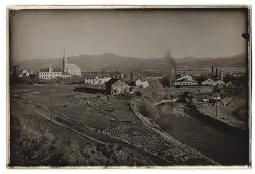 Fotografie Frank, Graz, Ansicht Zeltweg, Fabrik und Uferpartie am Fluss