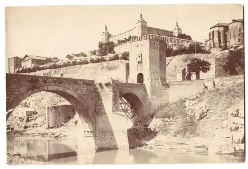 Fotografie unbekannter Fotograf, Ansicht Toledo, Alcantarabrücke über den Tajofluss, Festung Alcazar