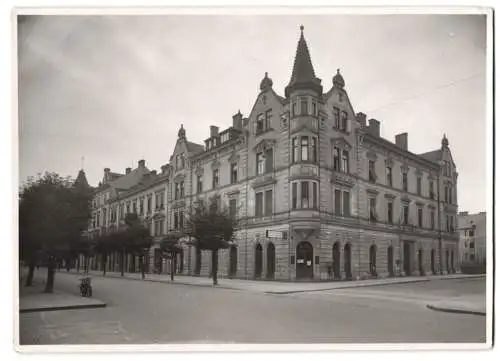 Fotografie Max Mayer, Leoben, Ansicht Leoben, Strasseneck mit Wohn & Geschäftshaus, Bankfiliale