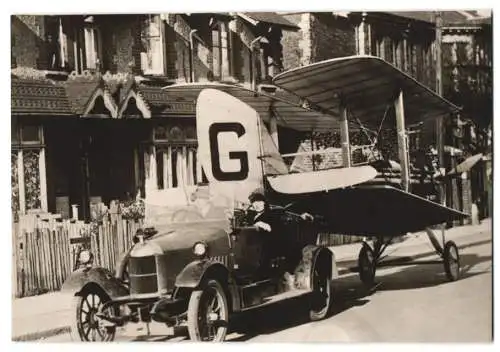 Fotografie Auto Morris Oxford mit Flugzeug - Doppeldecker im Schlepp