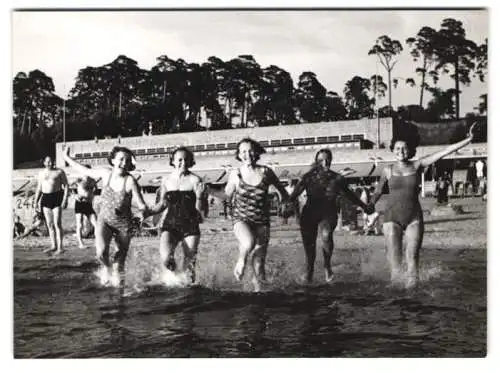 Fotografie Hanns Hubmann, Berlin, Ansicht Berlin-Wannsee, hübsche junge Frauen im Badeanzug im Strandbad Wannsee