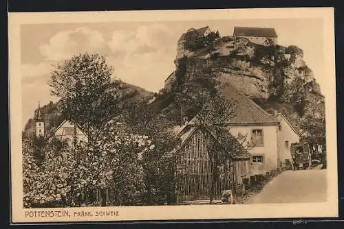 AK Pottenstein /Fränk. Schweiz, Strassenpartie im Ort, Blick zur Burg