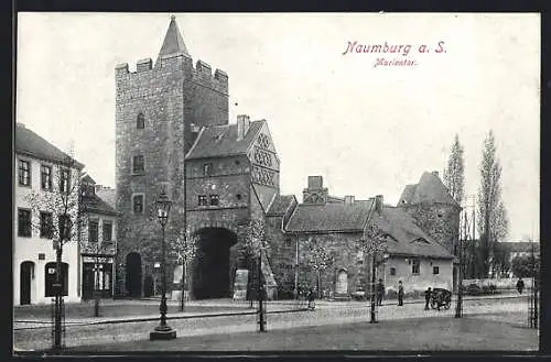 AK Naumburg a. S., Passanten am Marientor