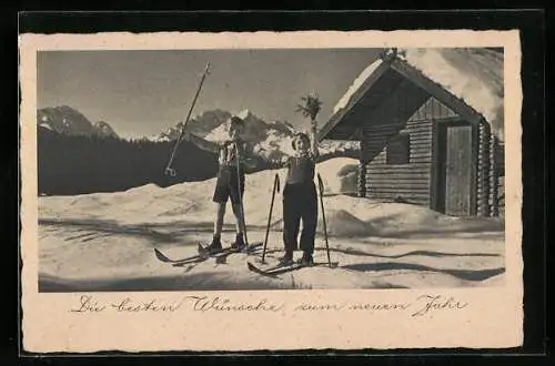 AK Kinder auf Skiern vor einer Berghütte im Schnee