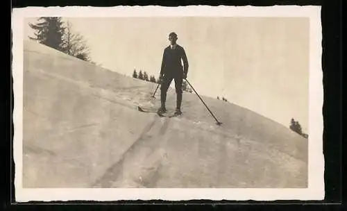 Foto-AK Junger Mann im Anzug fährt Ski auf einem Berg