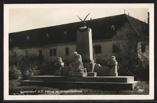 AK Guntersdorf /N. Ö., Schloss mit Kriegerdenkmal