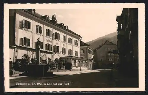 AK Steinach am Brenner, Gasthof zur Post, Strassenpartie mit Brunnen