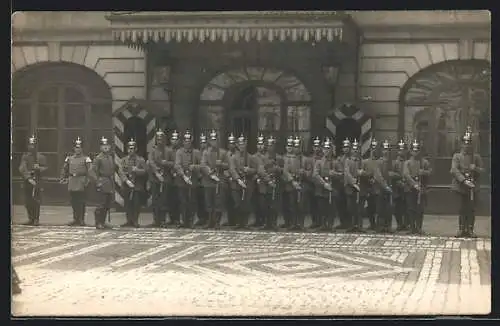 Foto-AK Hannover, Schlossplatz mit Soldaten, 1916