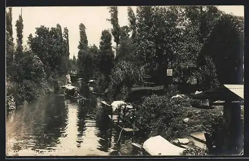 AK Xochimilco, Boote auf einem Fluss