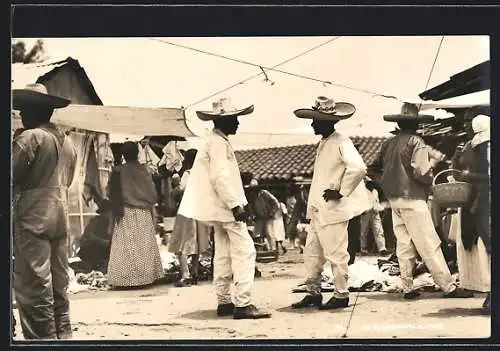 AK Cuernavaca, Männer in Tracht auf dem Markt