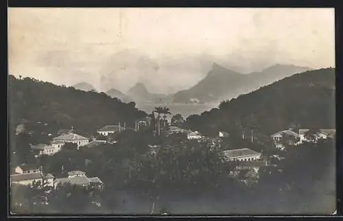 AK Petropolis, Ortsansicht mit Blick aufs Wasser