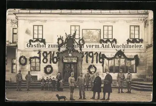 AK Lambach, Gasthof zum Elefanten vorm. Ant. Wachlmeier mit Schmuck, 100-jähr. Jubiläum 1916, Soldaten, Familie, Dackel