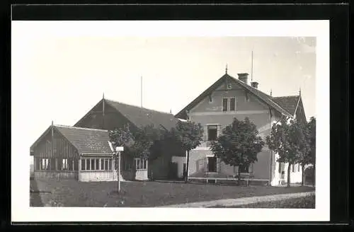 AK Kremsmünster /O.-Ö., Gasthaus zum Baum mitten in der Welt, Bes. Josef Krennhuber