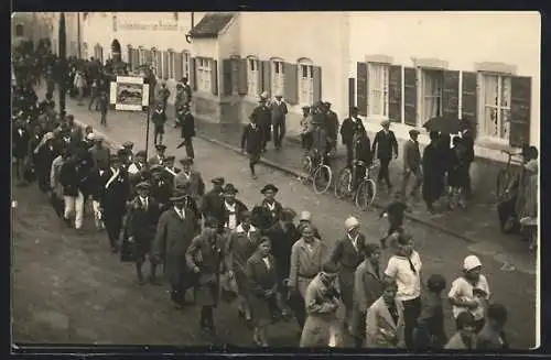 Foto-AK Grafing bei München, Gauturnfest 1928, Strassenaufzug mit Fahne aus der Vogelschau