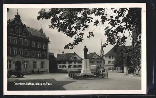 AK Dornbirn, Rathausplatz mit Post und Denkmal
