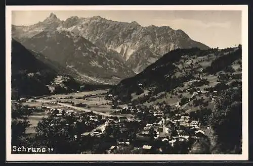 AK Schruns, Ortsansicht mit Gebirge