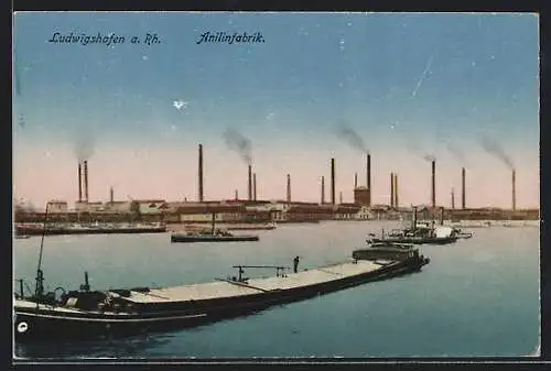 AK Ludwigshafen a. Rh., Anilinfabrik mit Dampfer