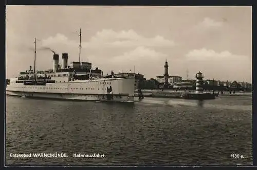 AK Warnemünde, Hafenausfahrt mit Dampfer Schwerin und Leuchturm