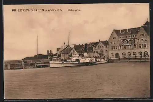 AK Friedrichshafen a. Bodensee, Hafenpartie mit Dampfer