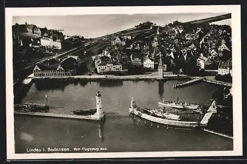 AK Lindau /Bodensee, Ortspartie mit Hafen vom Flugzeug aus gesehen