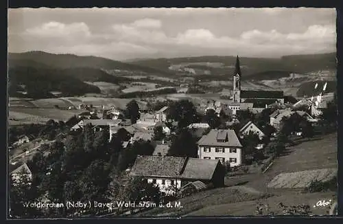AK Waldkirchen /Bayer. Wald / Ndby., Teilansicht mit Kirche