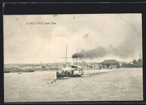AK Konstanz a. Bodensee, Ortsansicht vom Wasser aus gesehen, Dampfer auf dem See