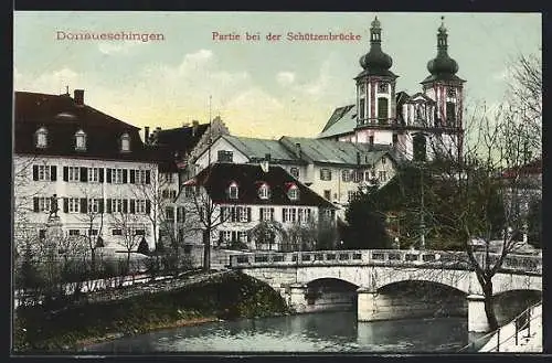 AK Donaueschingen, Schützenbrücke, Blick zur Kirche