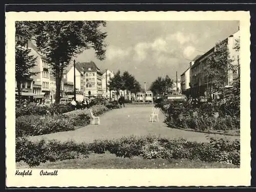 AK Krefeld, Strasse am Ostwall mit Geschäften