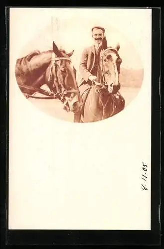 Foto-AK Lachender Reiter mit weiterem Pferd