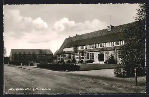 AK Augustfehn /Oldb., Volksschule mit Strasse