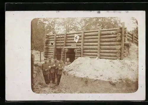 Foto-AK Rot Kreuz-Sanitäter in Uniform vor Sanitätsunterstand