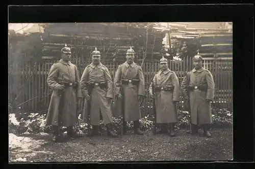 Foto-AK Fünf Soldaten in Uniform mit Gewehren