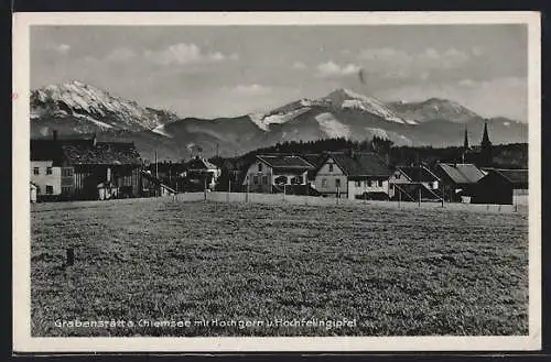 AK Grabenstätt a. Chiemsee, Ortspartie mit Hochgern und Hochfellngipfel