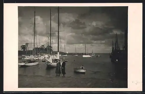 Foto-AK Fedderwardersiel, Segelboote am Hafen