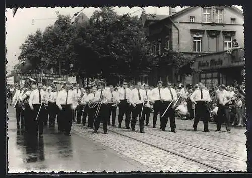 Foto-AK Halle / Saale, 1000-Jahrfeier, Festzug Bernburger Strasse, Blasmusik-Kapelle