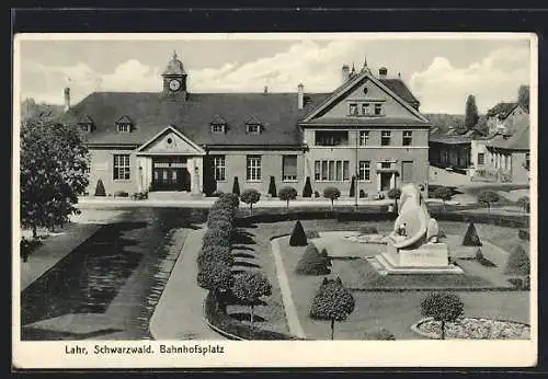 AK Lahr / Schwarzwald, Bahnhofsplatz mit Denkmal