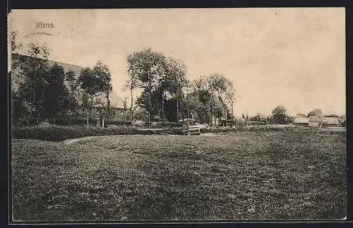AK Iffens, Ortspanorama von einer Wiese aus
